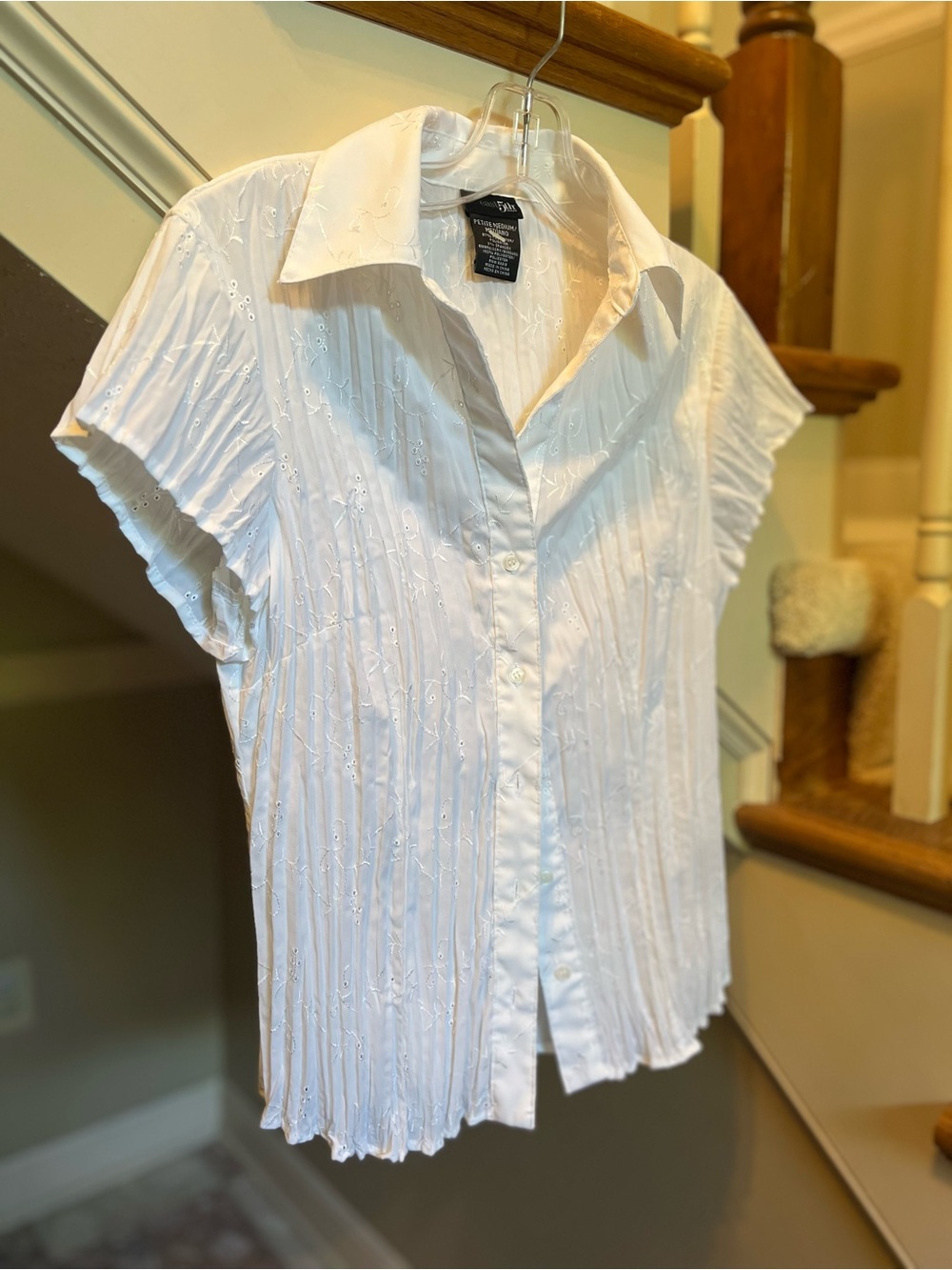 Vintage East 5th White Short-Sleeve Button-Front Shirt with Subtle Embroidery
